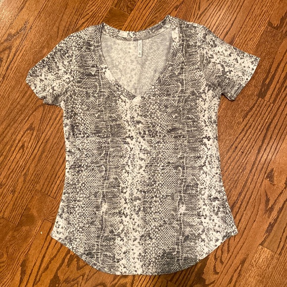 Z Supply Black/white snake print t-shirt - Picture 1 of 2
